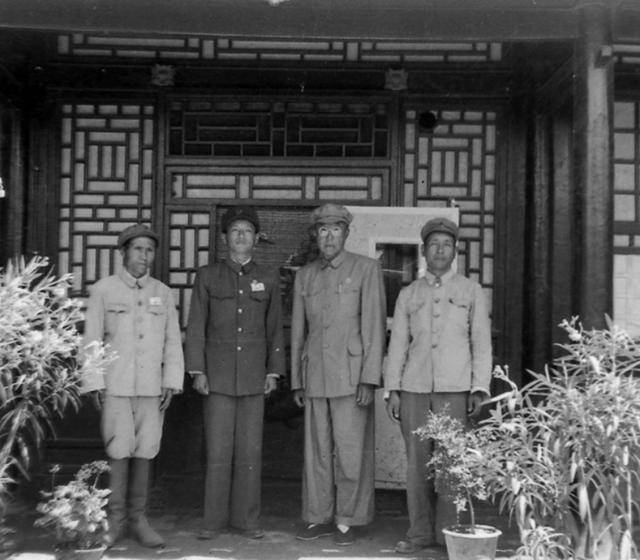1964年，毛泽东得知载涛生活困难，致信章士钊：送上人民币2000元