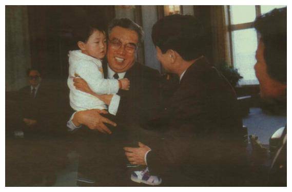 1984年，金日成送吉林一兄妹20捆人民币！受邀访朝，揭开父亲往事