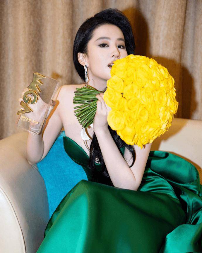 获微博视界大会年度演员，刘亦菲发文：期待更多精彩