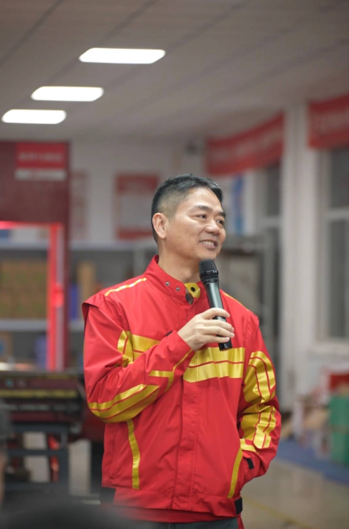 刘强东“火锅讲话”全文：送了几单外卖后深深体会到其中辛苦，老兄弟退休金不会低于五千元