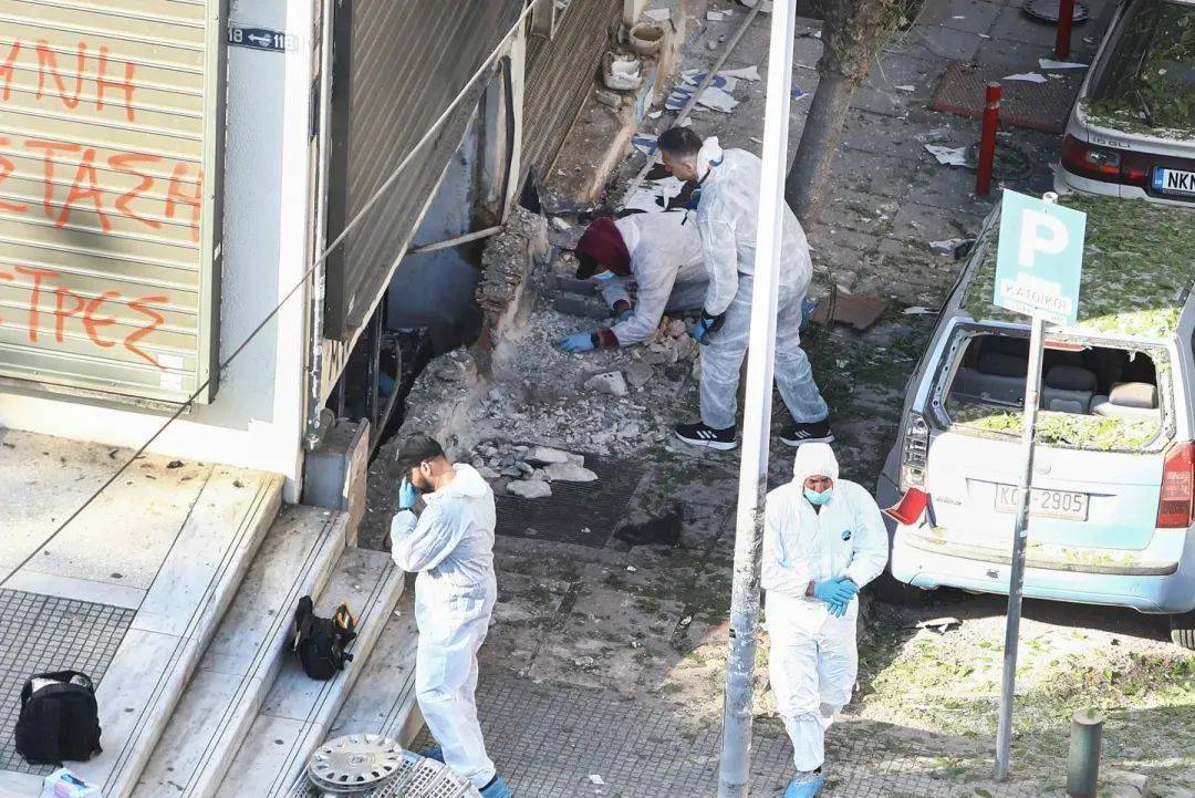 希腊女子在银行外放炸弹，操作中意外引爆当场死亡