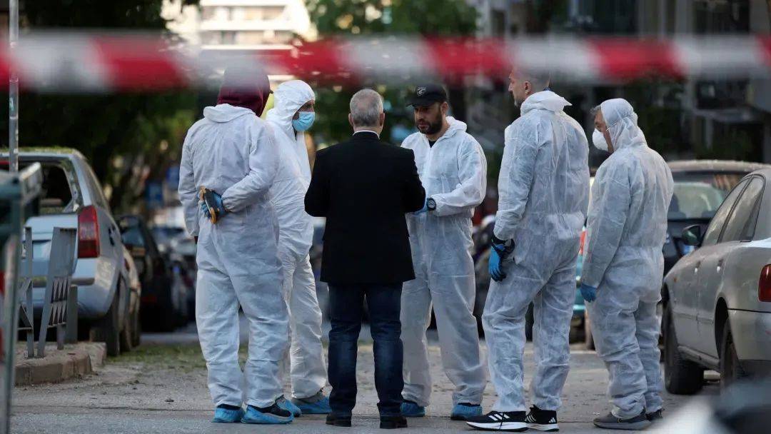 希腊女子在银行外放炸弹，操作中意外引爆当场死亡