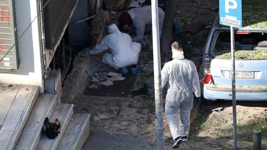 希腊女子在银行外放炸弹，操作中意外引爆当场死亡