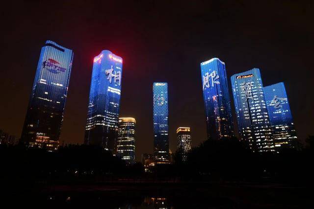 即日起至本周日,每晚八到九点,北京朝阳上演服贸会主题灯光秀