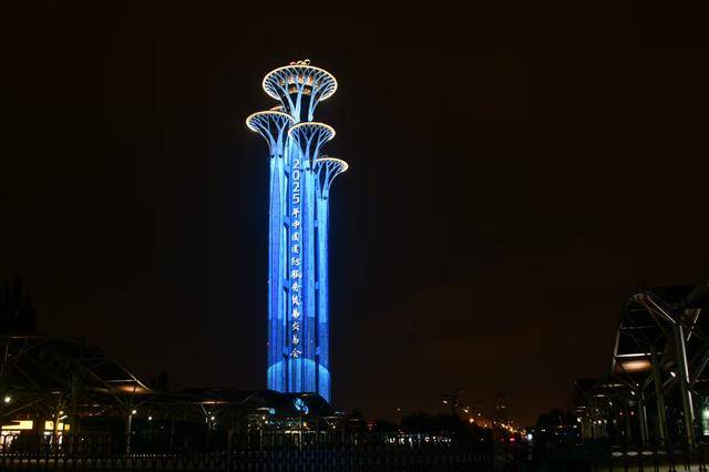 即日起至本周日,每晚八到九点,北京朝阳上演服贸会主题灯光秀